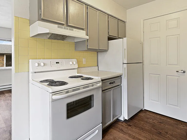 Green Door Apartments — Photo 31