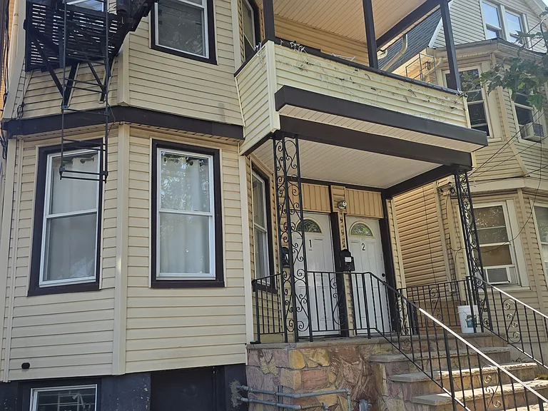 555 S Park St #3 — Photo 2