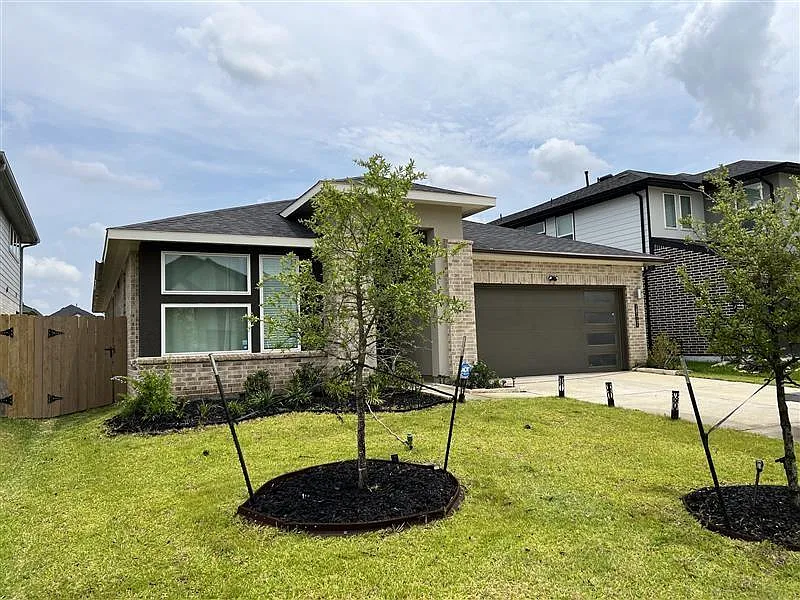 4 bed, 2.0 bath, 1804 sqft, $2,399 — Photo 2