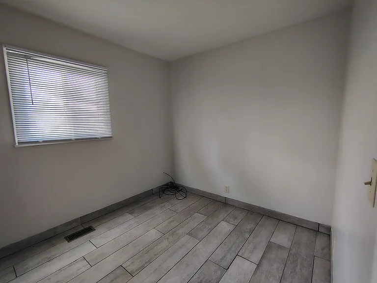 903 Holiday Dr — Photo 9