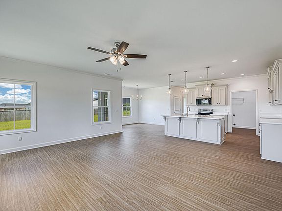 3rd image of 736 Tremont Cir
