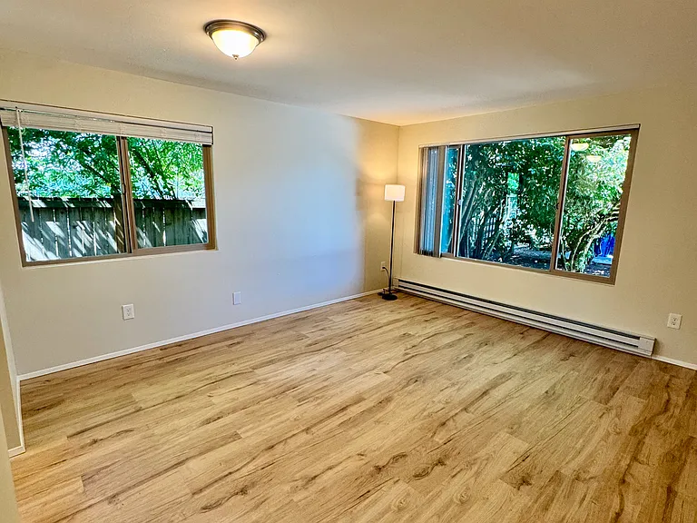 145 NW Alder Pl #4 — Photo 1