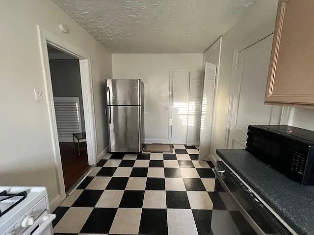 2 bed, 1.0 bath, 1450 sqft, $1,750 — Photo 3