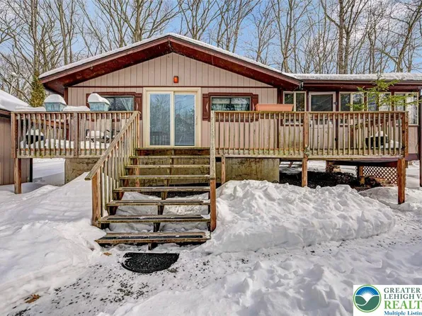 1543 Lake Ln, Pocono Lake, PA 18347