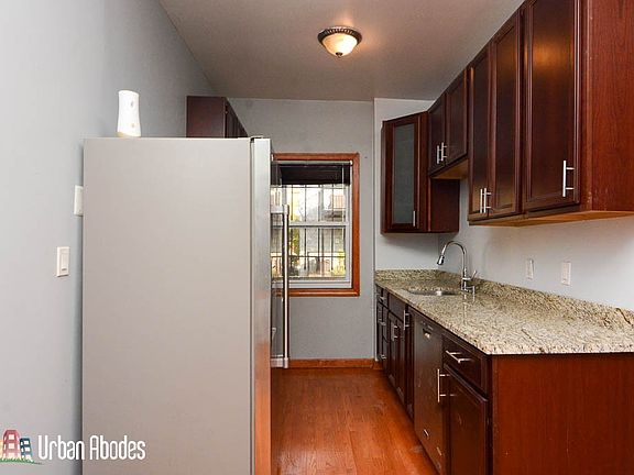 2nd image of 870 W Buckingham Pl