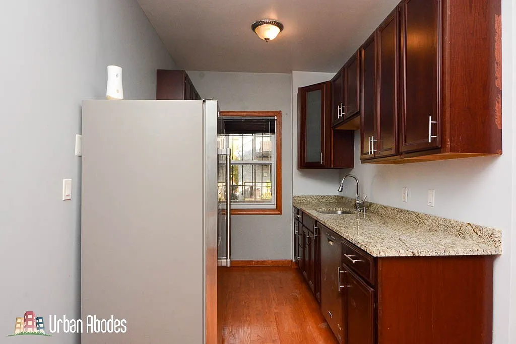 Building Photo - 870 W Buckingham Pl