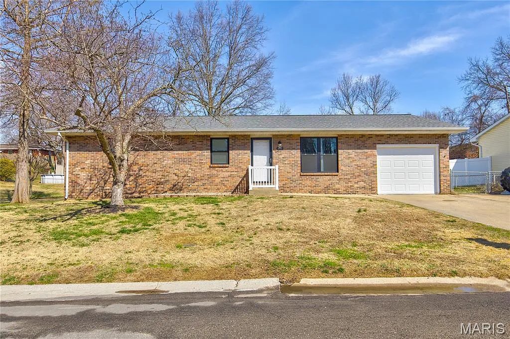 1042 Hillcrest Dr photo 1