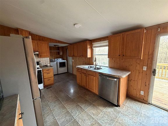 5th image of 215 Humphrey Blvd