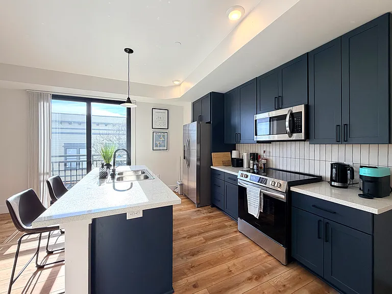 138 E — Photo 2