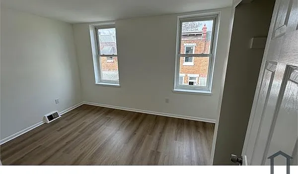 2437 N Hollywood St — Photo 5