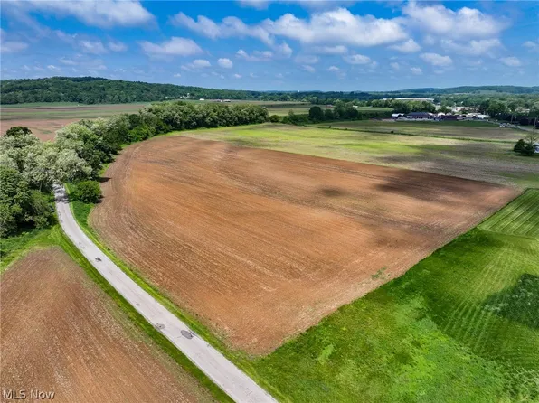 Harwalk Rd NW, Strasburg, OH 44680