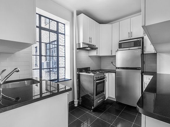4th image of 433 W 21st St APT 9C