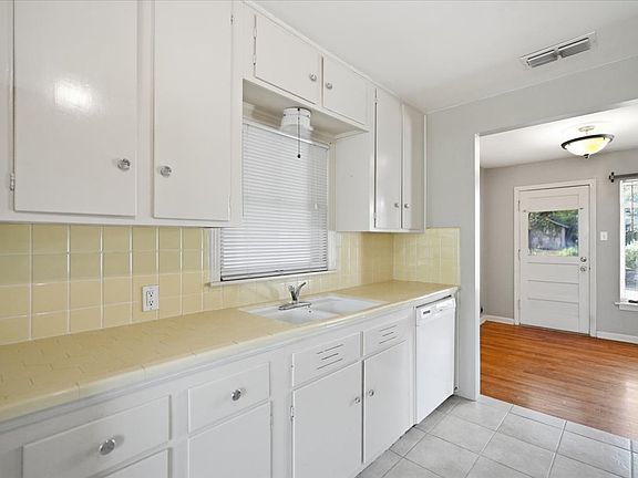 3rd image of 902 Bowie St