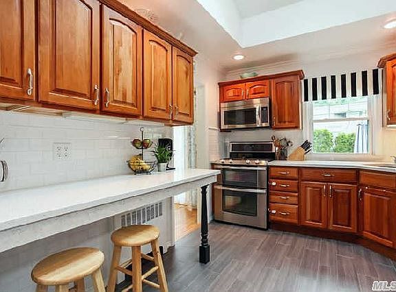 4th image of 19 Linden St