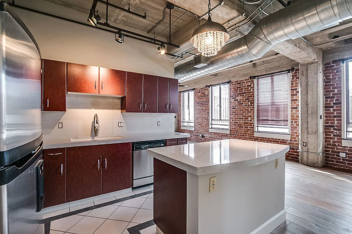 Building Photo - 114 W Adams St #610