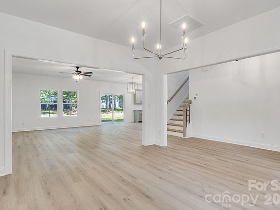 5th image of 201 Henderson Cir