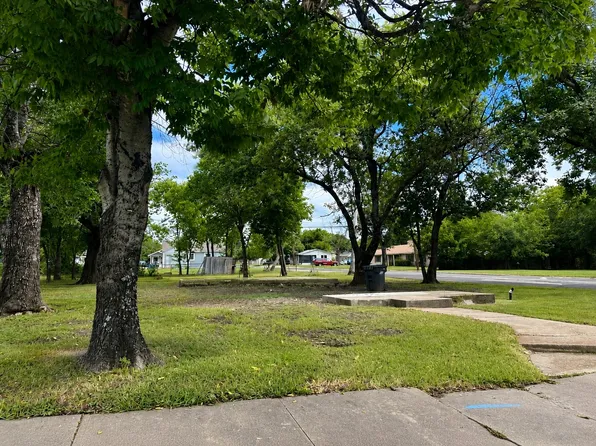 1118 E 12th Ave, Corsicana, TX 75110
