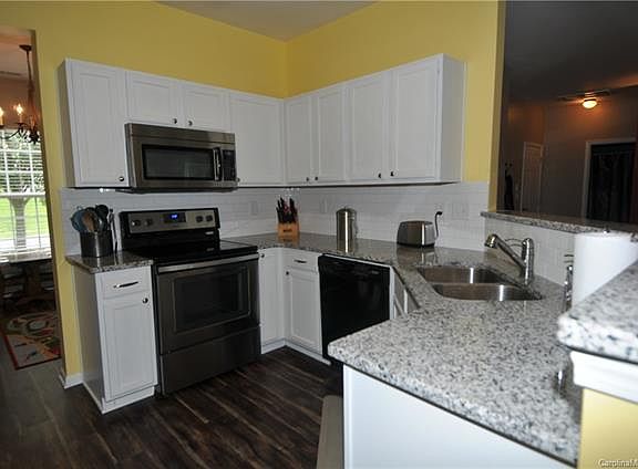 3rd image of 12420 Oakton Hunt Dr
