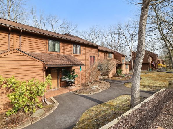 123 Meadow View Ct, Bushkill, PA 18324