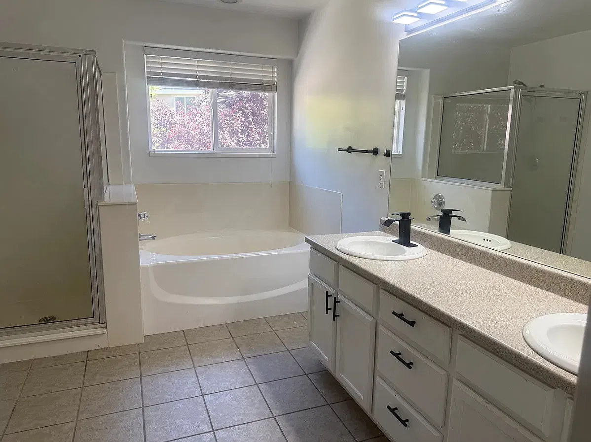 4 bed, 3.5 bath, 2200 sqft, $2,400 — Photo 2