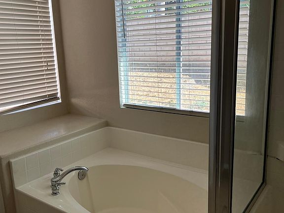 4th image of 2271 Chateaux Dr