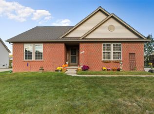27817 Starling Ln, Flat Rock, MI 48134