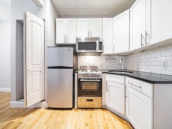 3rd image of 450 W 46th St APT 1FW