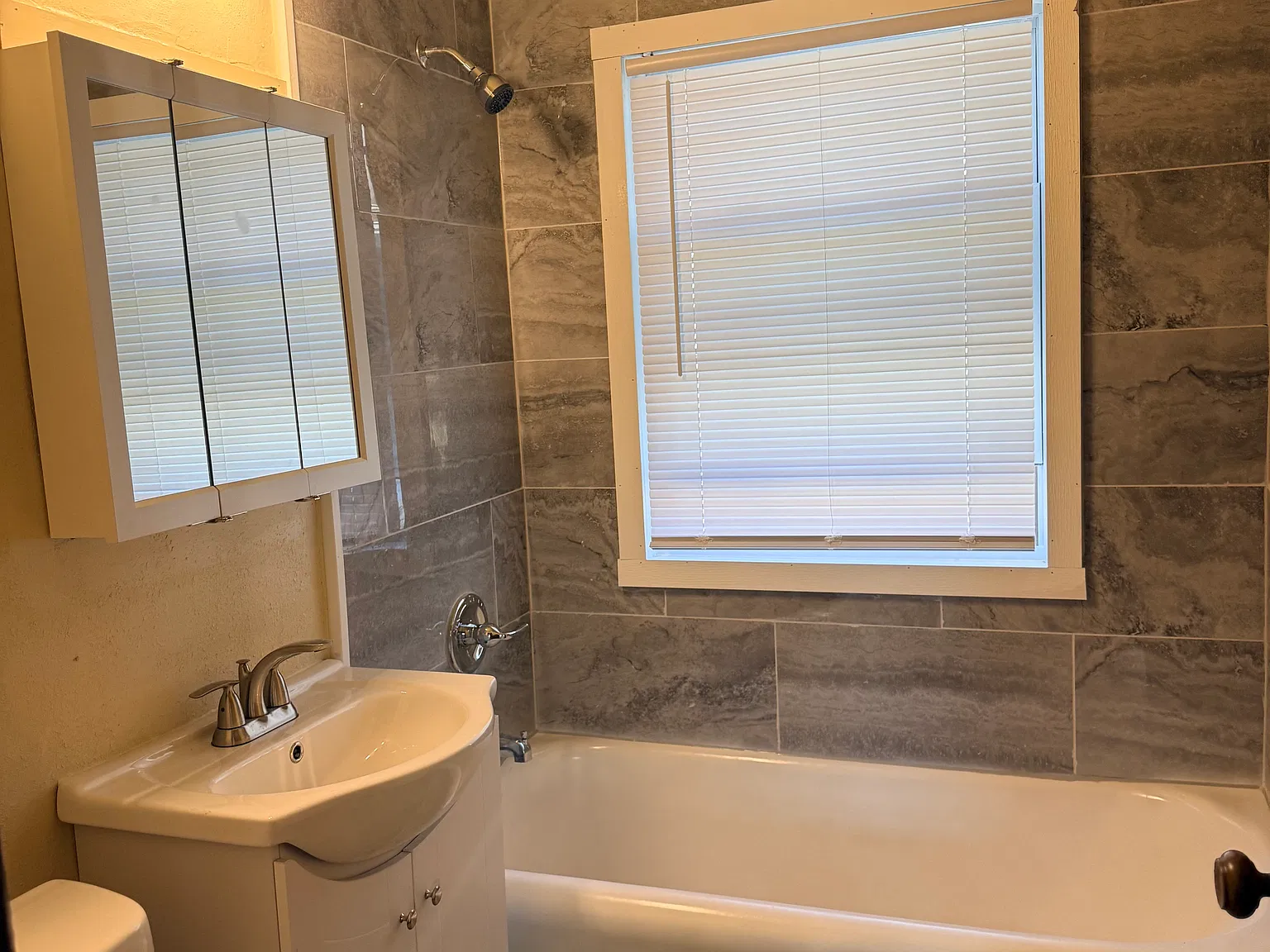 3 bed, 1100 sqft, $1,540 — Photo 3