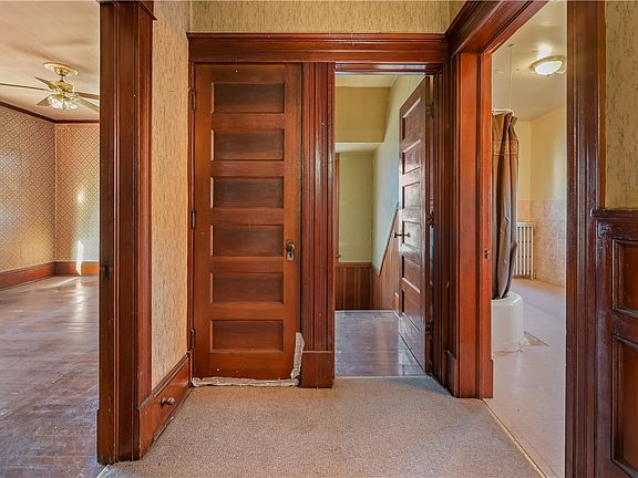 32nd image of 616 E Main St