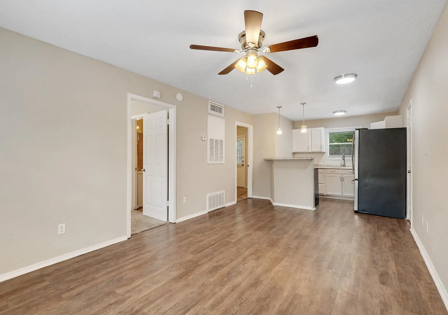 1518 Broadmoor Drive - B — Photo 4