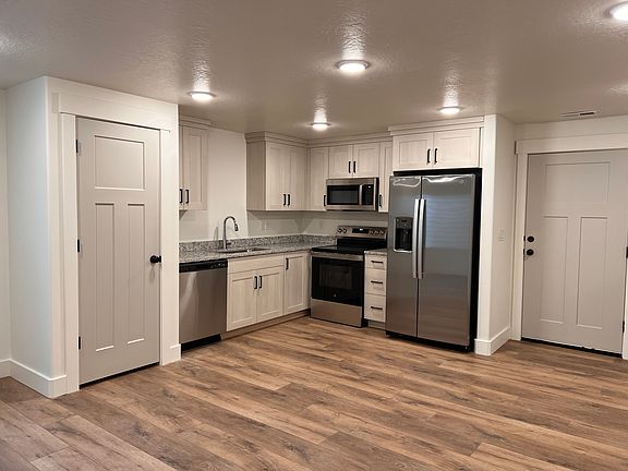 Brand new kitchen with a great-sized pantry! Brand new appliances.