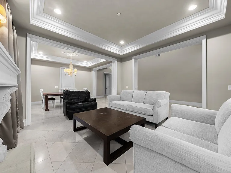 150 W Naomi Ave — Photo 2