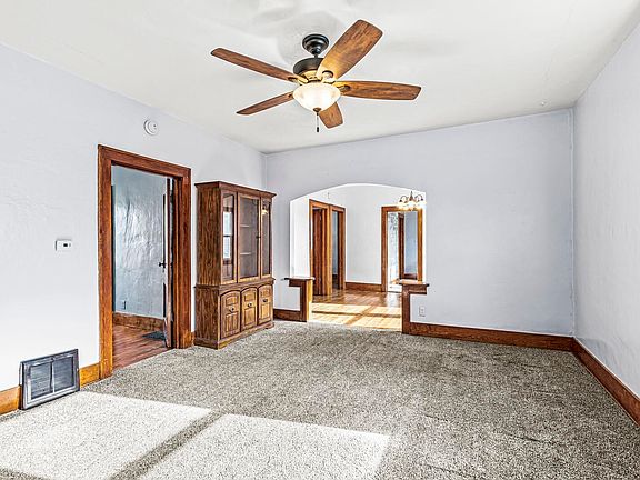 3rd image of 806 Carlton St