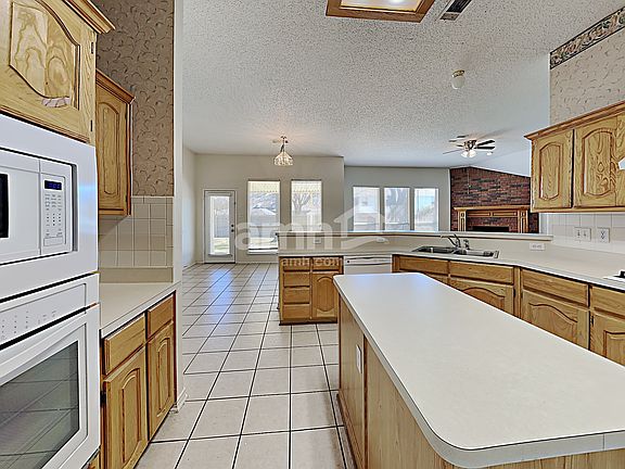3rd image of 815 Oak Hollow Ln