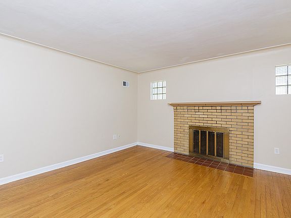 2nd image of 1160 Saint Catherine St