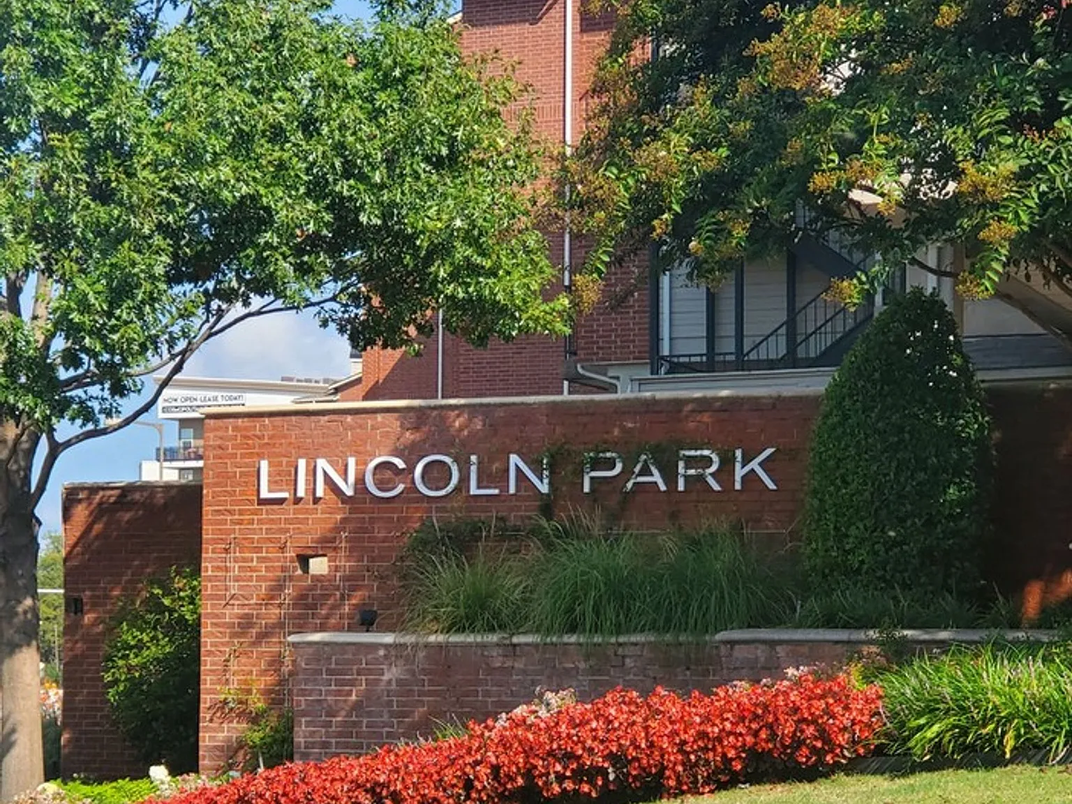 Lincoln Park Apartments — Photo 1