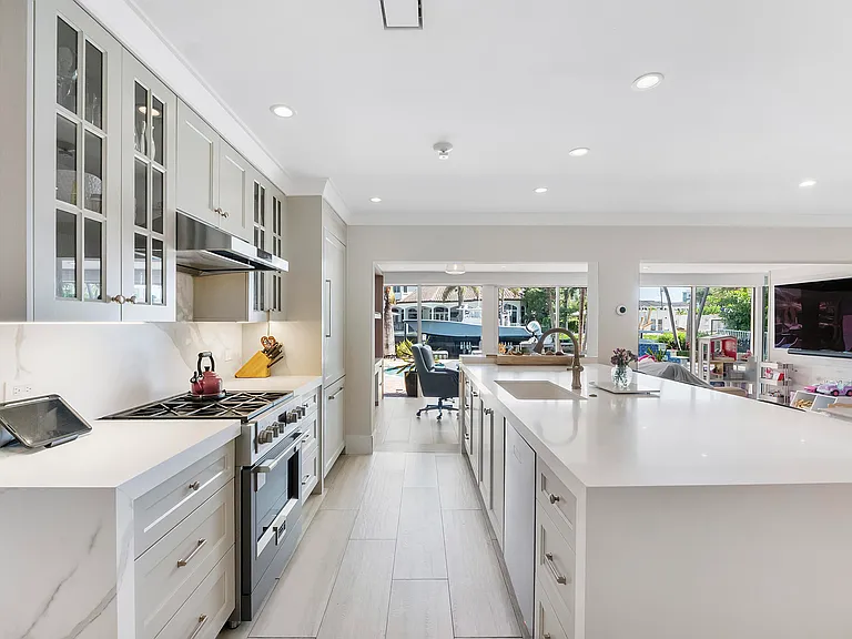 725 NE 36th St — Photo 33