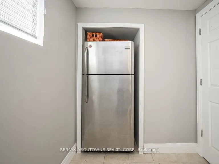 2444 Woburn Cres — Photo 5