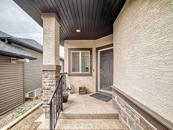 3rd image of 212 E Aspenmere Close
