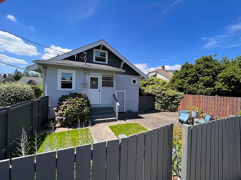 200 Wells Ave N — Photo 8