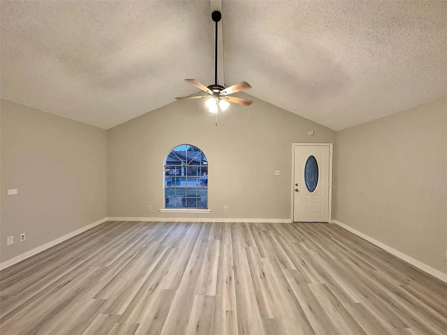 3 bed, 2.0 bath, 1380 sqft, $1,700 — Photo 2