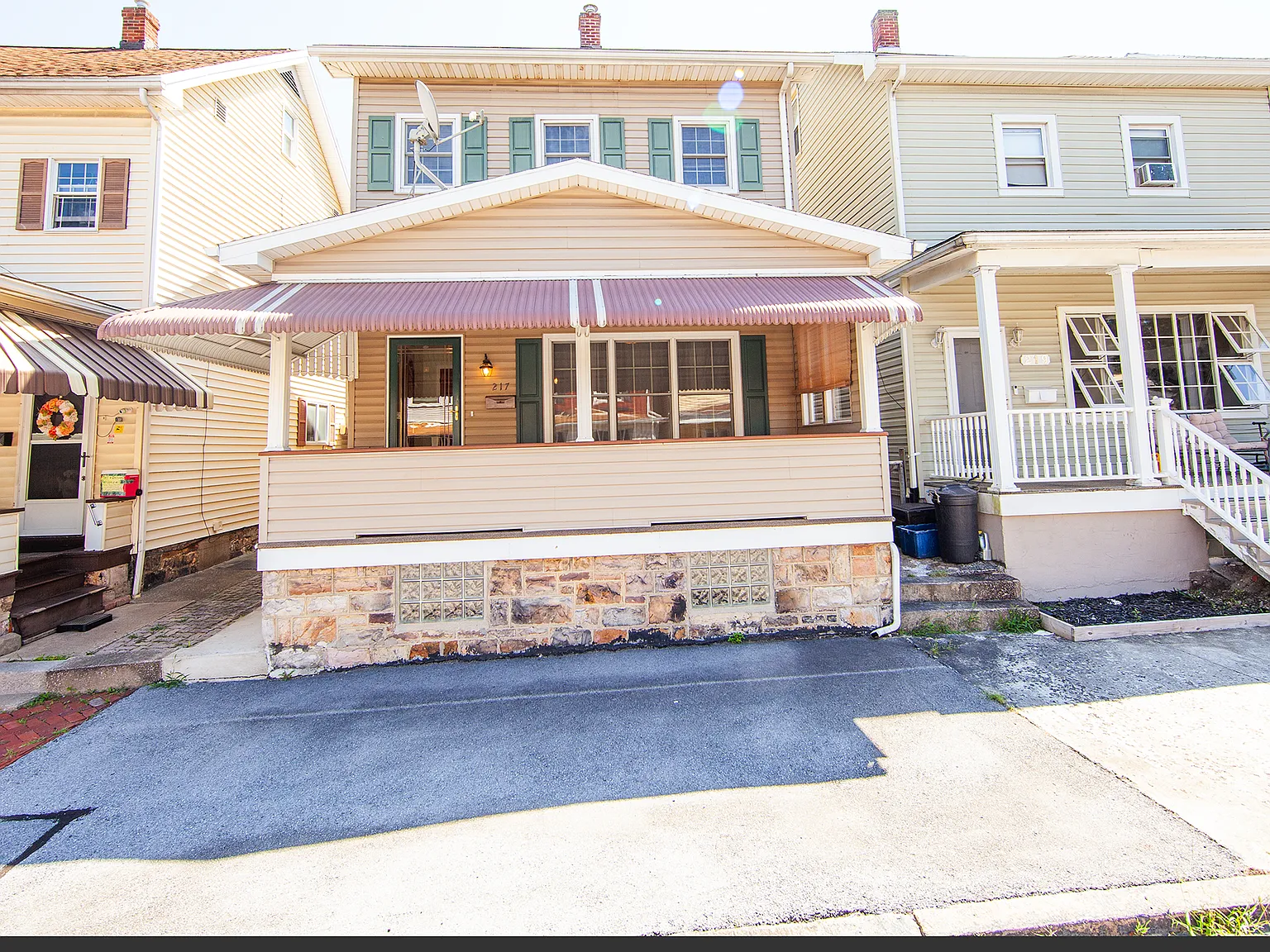 3 bed, 1970 sqft, $1,200 — Photo 1