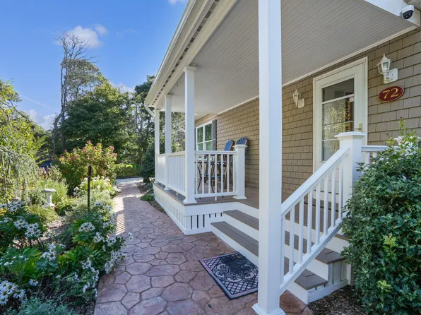 72 Washington Ave, Vineyard Haven, MA 02568