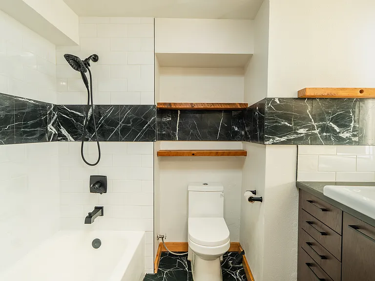 1815 NW Hoyt St #1 — Photo 18