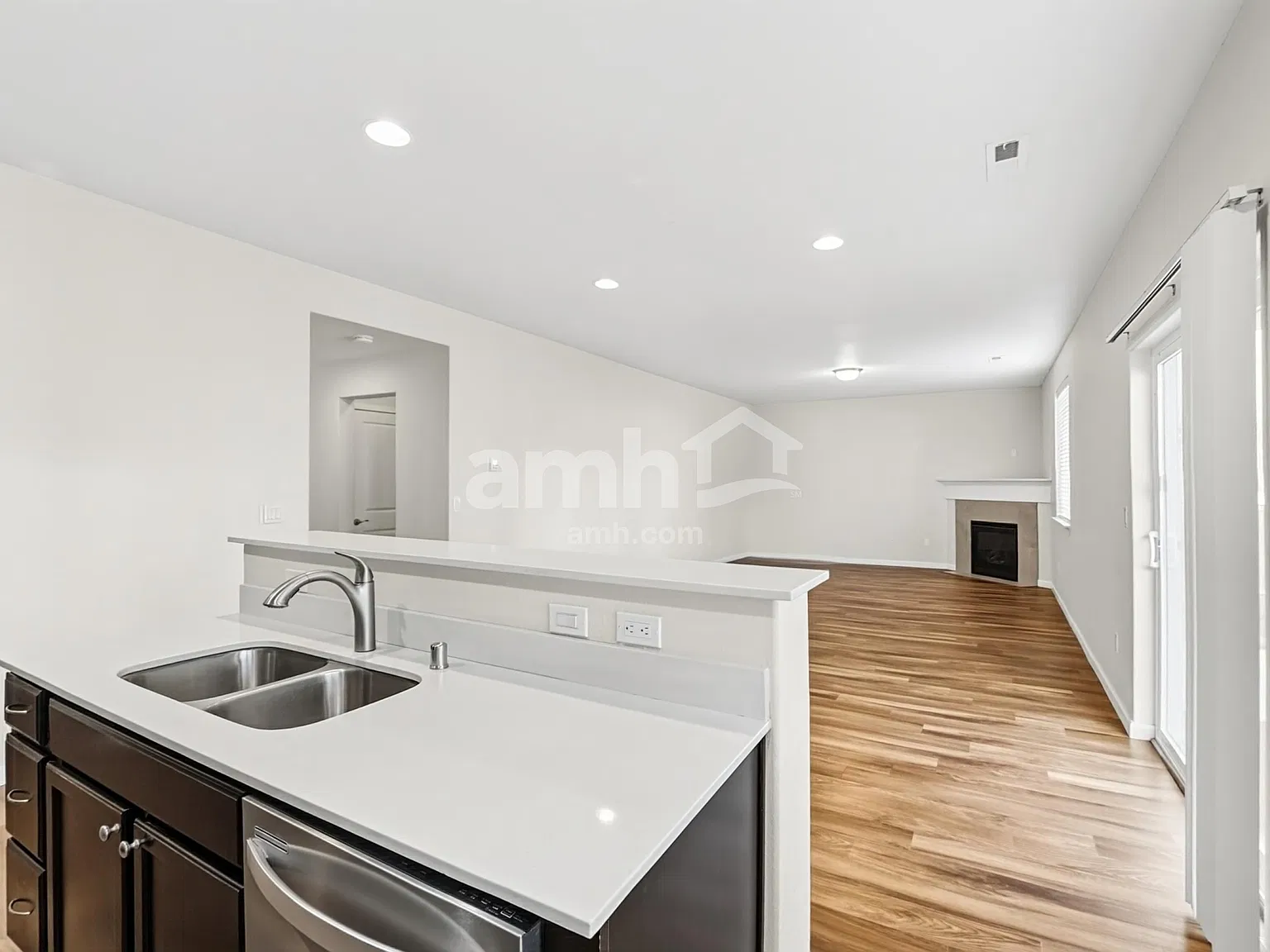 4 bed, 2.5 bath, 2378 sqft, $3,440 — Photo 4
