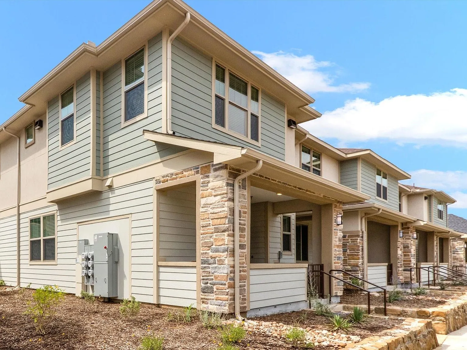 2 bed, 2.5 bath, 1246 sqft, $2,299 — Photo 1
