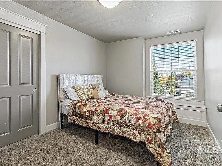 273 W Valentino St — Photo 15