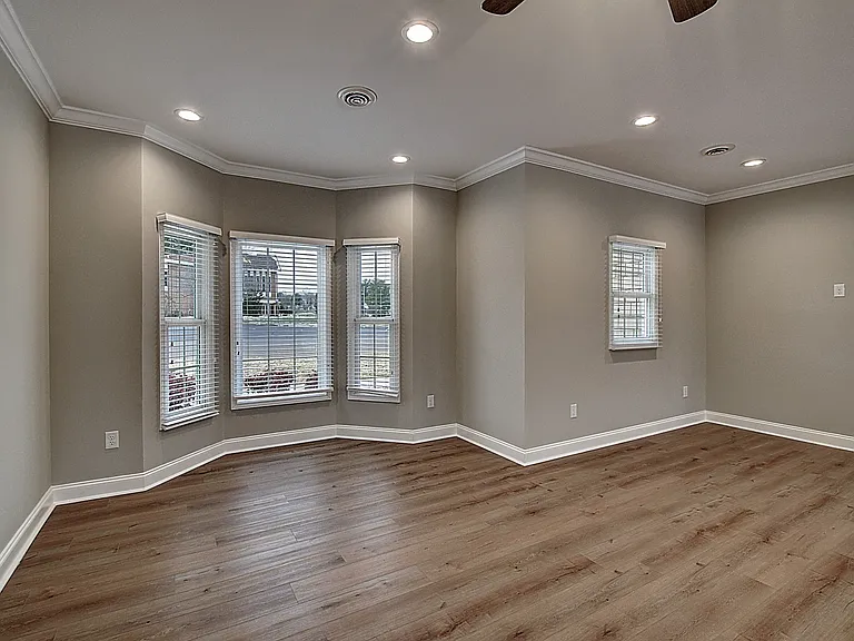 209 University Pkwy #10 — Photo 12