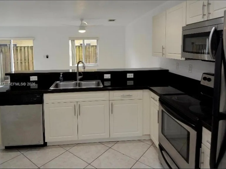 324 NE 3rd St #D — Photo 14