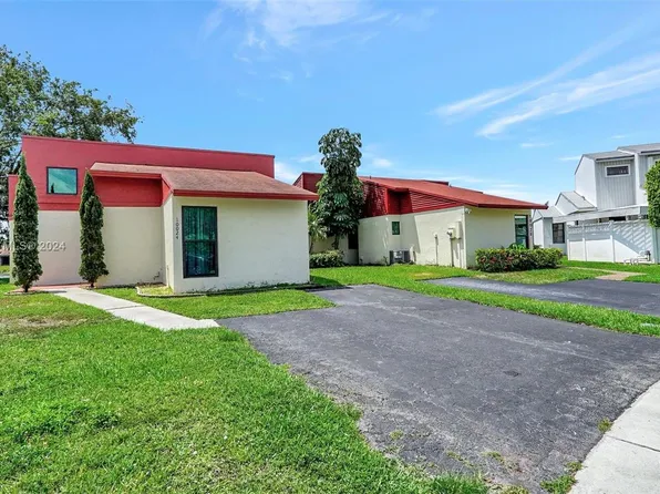 10024 SW 14th St, Pembroke Pines, FL 33025